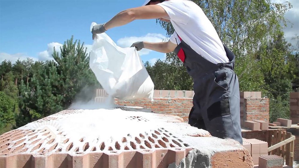 Ouvrier de construction versant de la perlite